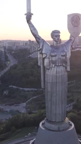 Kyjev, Ukrajina - Památník vlasti. Svislé video — Stock video