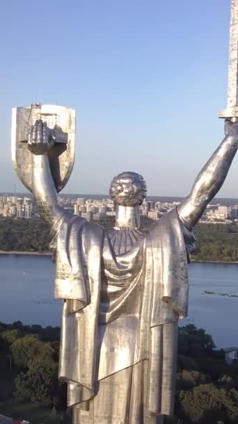 Kiev, Ukraine - Monument de la Patrie. Vidéo verticale — Video