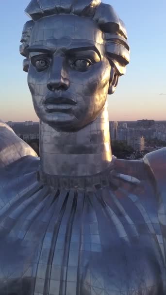 Kiev, Ucrania Monumento a la Madre Patria. Vídeo vertical — Vídeos de Stock