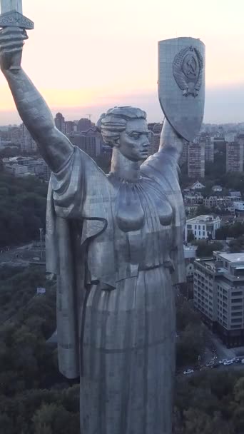 Kiev, Oekraïne - Moederlandmonument. Verticale video — Stockvideo