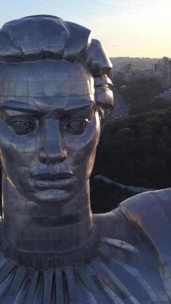 Kiev, Ukraina - Motherland Monument. Vertikal video — Stockvideo