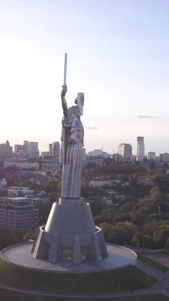 Kiev, Ukraine - Monument de la Patrie. Vidéo verticale — Video