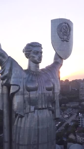 Kiev, Ukraina - Motherland Monument. Vertikal video — Stockvideo