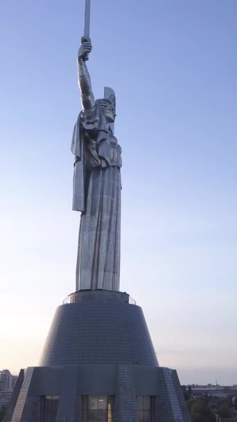 Kiev, Ukraina - Motherland Monument. Vertikal video — Stockvideo