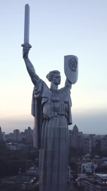 ウクライナのキエフ-祖国の記念碑。垂直ビデオ — ストック動画
