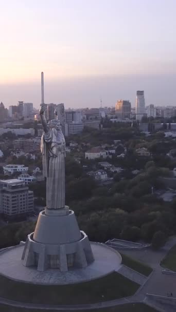 Kiew, Ukraine - Denkmal für das Vaterland. Vertikales Video — Stockvideo