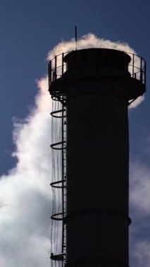 Duman bacadan geliyor. Dikey video