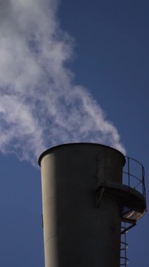 Duman bacadan geliyor. Dikey video