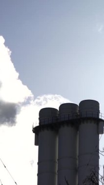 Duman bacadan geliyor. Dikey video