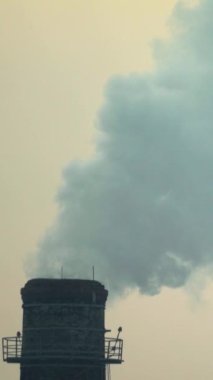 Duman bacadan geliyor. Dikey video