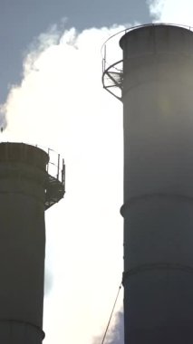 Duman bacadan geliyor. Dikey video