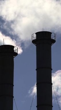 Duman bacadan geliyor. Dikey video