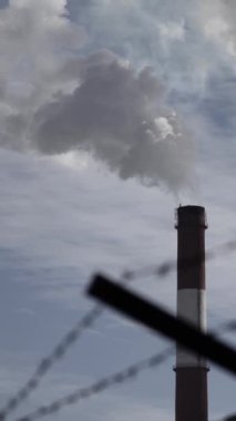 Duman bacadan geliyor. Dikey video