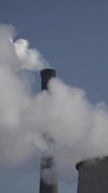 Duman bacadan geliyor. Dikey video