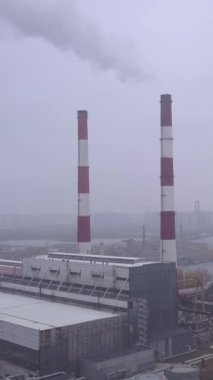 Duman bacadan geliyor. Dikey video