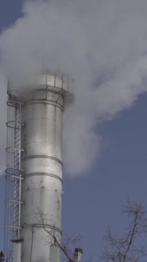 Duman bacadan geliyor. Dikey video