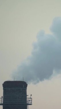 Duman bacadan geliyor. Dikey video