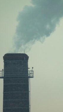 Duman bacadan geliyor. Dikey video