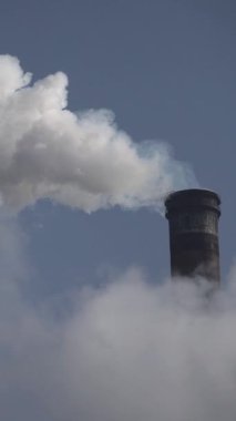 Duman bacadan geliyor. Dikey video