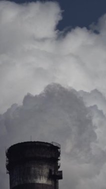 Duman bacadan geliyor. Dikey video