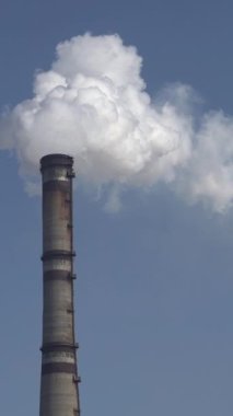 Duman bacadan geliyor. Dikey video