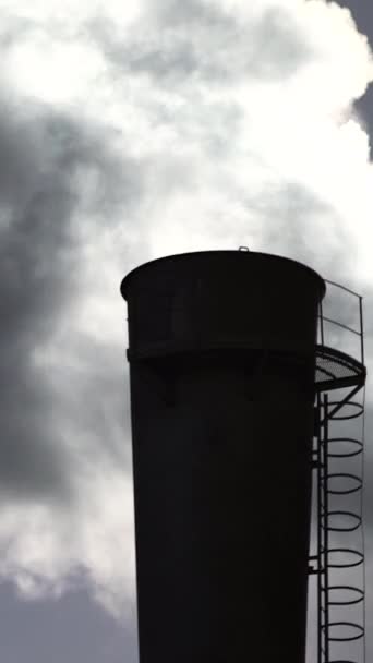 El humo viene de la chimenea. Vídeo vertical — Vídeos de Stock