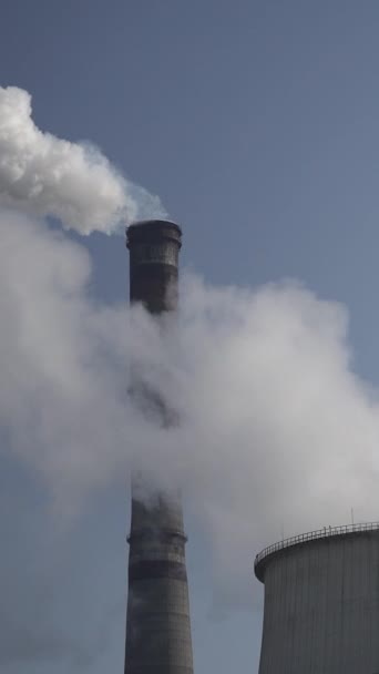 El humo viene de la chimenea. Vídeo vertical — Vídeos de Stock