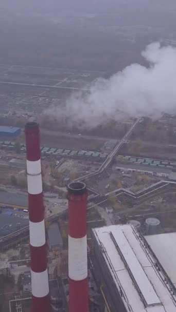 Er komt rook uit de schoorsteen. Verticale video — Stockvideo