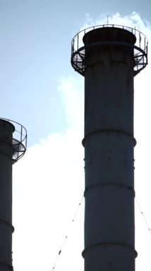 Duman bacadan geliyor. Dikey video