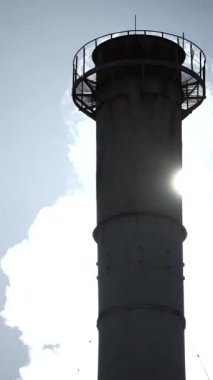 Duman bacadan geliyor. Dikey video