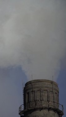 Duman bacadan geliyor. Dikey video