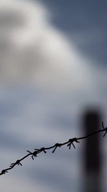 Duman bacadan geliyor. Dikey video