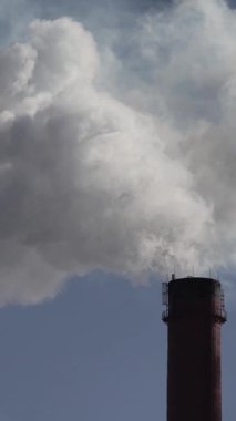 Duman bacadan geliyor. Dikey video