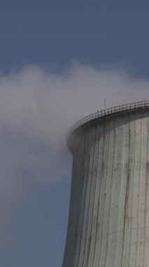 Duman bacadan geliyor. Dikey video