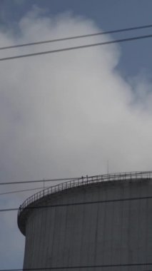 Duman bacadan geliyor. Dikey video