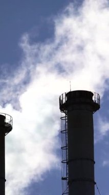 Duman bacadan geliyor. Dikey video