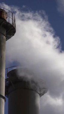 Duman bacadan geliyor. Dikey video