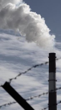 Duman bacadan geliyor. Dikey video