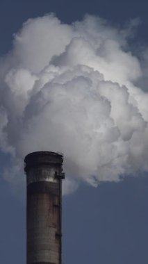 Duman bacadan geliyor. Dikey video