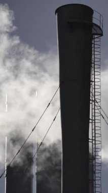 Duman bacadan geliyor. Dikey video