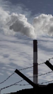 Duman bacadan geliyor. Dikey video