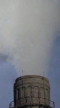 Duman bacadan geliyor. Dikey video