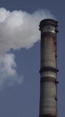 Duman bacadan geliyor. Dikey video