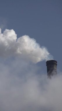 Duman bacadan geliyor. Dikey video