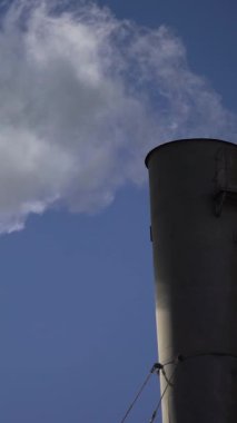 Duman bacadan geliyor. Dikey video