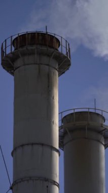 Duman bacadan geliyor. Dikey video