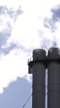 Duman bacadan geliyor. Dikey video