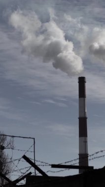 Duman bacadan geliyor. Dikey video