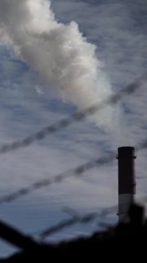 Duman bacadan geliyor. Dikey video