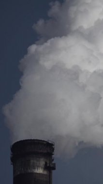 Duman bacadan geliyor. Dikey video